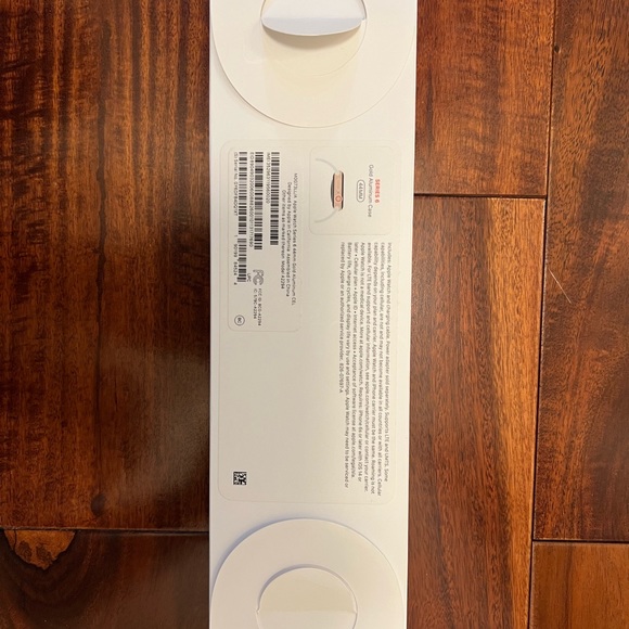 Apple Watch Series 6 Gold GPS + CEL 44MM w/ Inverness Green Sport Loop - Picture 5 of 8